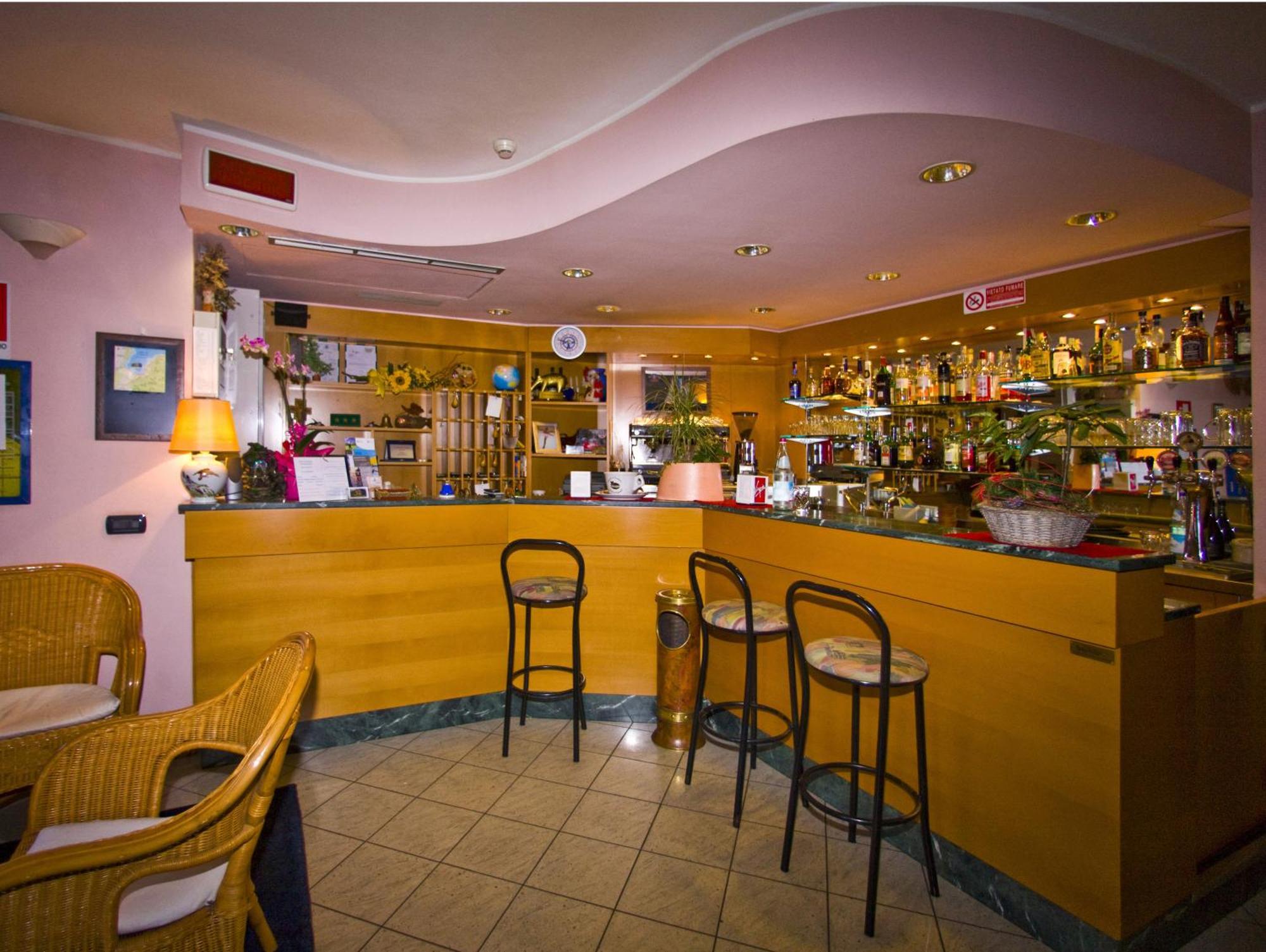 Hotel Il Canneto Porto Ceresio Exterior photo
