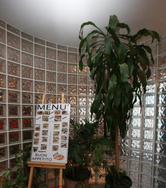 Hotel Il Canneto Porto Ceresio Exterior photo