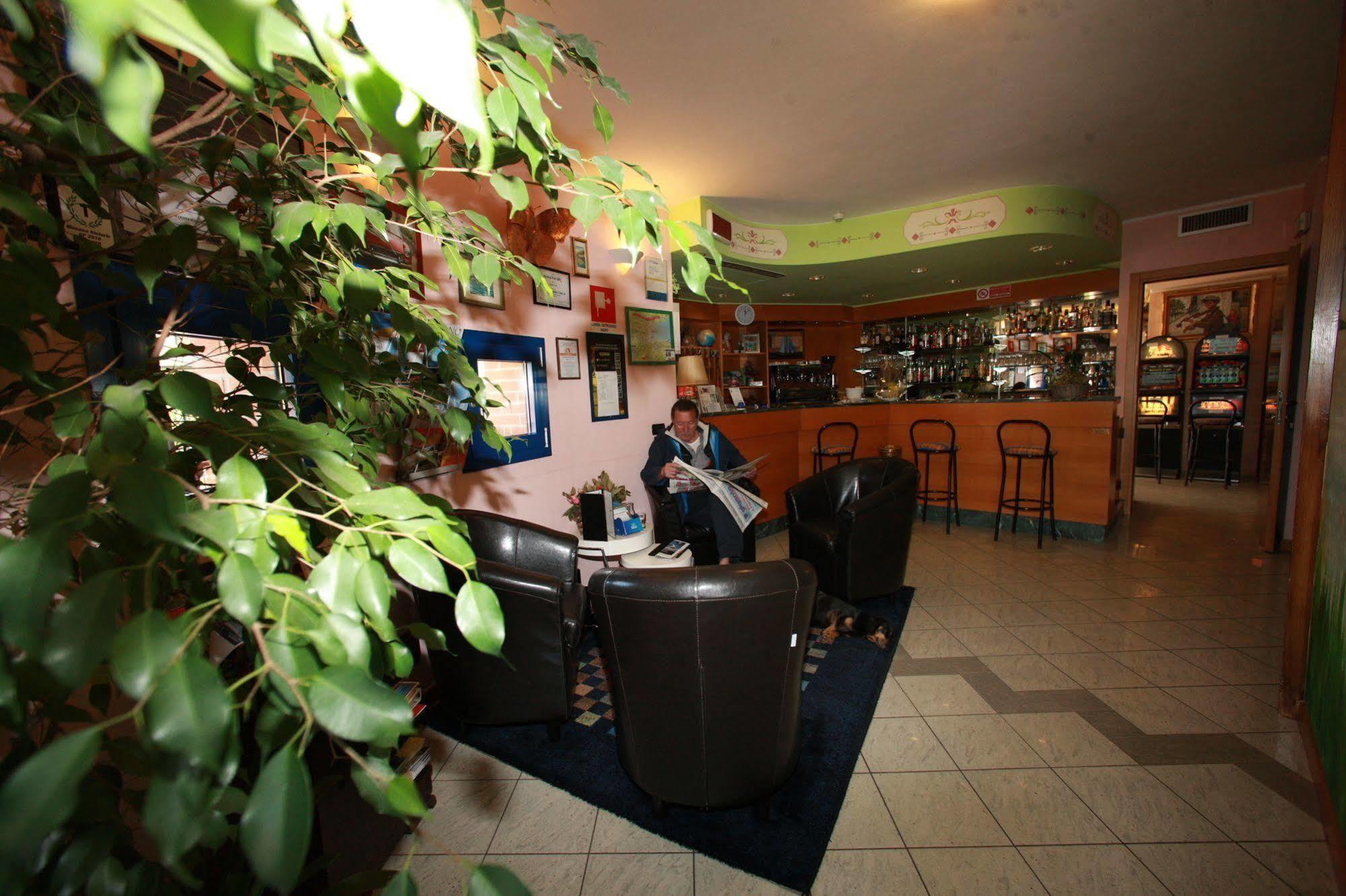 Hotel Il Canneto Porto Ceresio Exterior photo