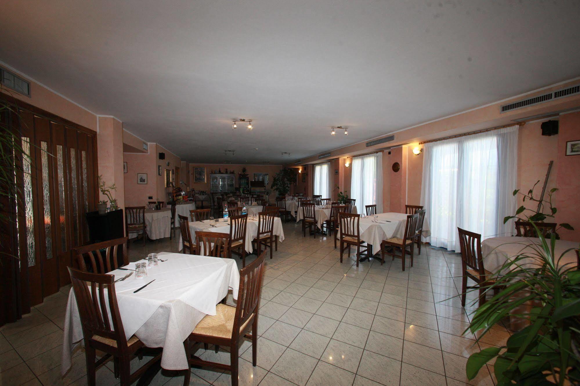 Hotel Il Canneto Porto Ceresio Exterior photo