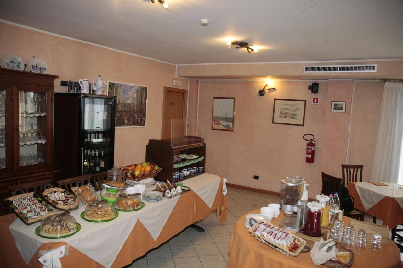 Hotel Il Canneto Porto Ceresio Exterior photo